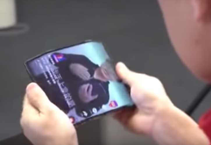 Η Xiaomi παρουσιάζει το πρώτο κινητό που διπλώνει στα τρία (vid) 