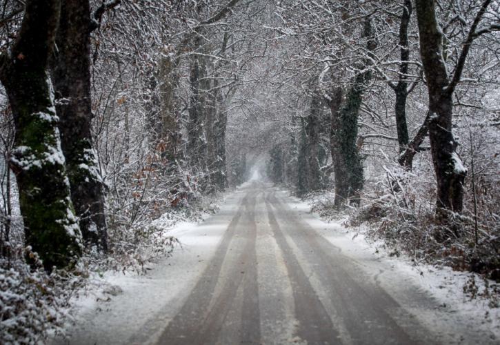 Θεσσαλονίκη: Διεκόπη η κυκλοφορία σε επαρχιακούς δρόμους λόγω χιονόπτωσης και παγετού    