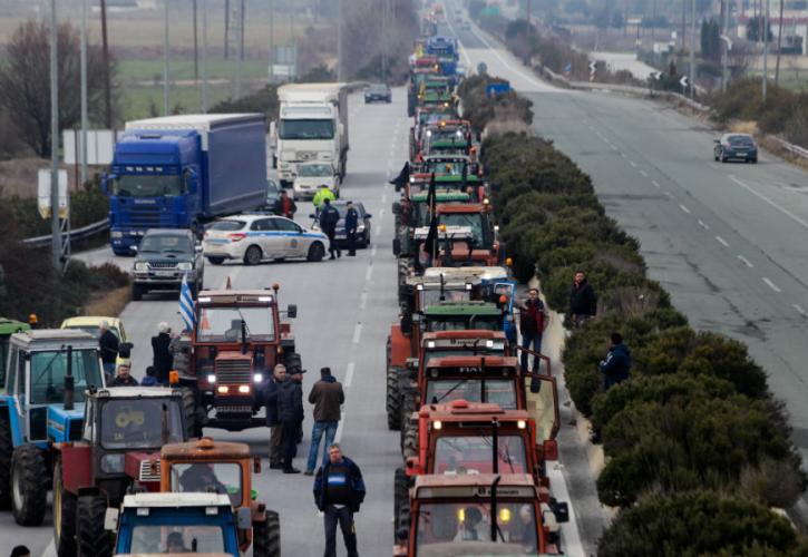 Μπλόκα αγροτών: Κλειστή η εθνική οδός - Παράκαμψη ακολουθούν οι οδηγοί (pics)