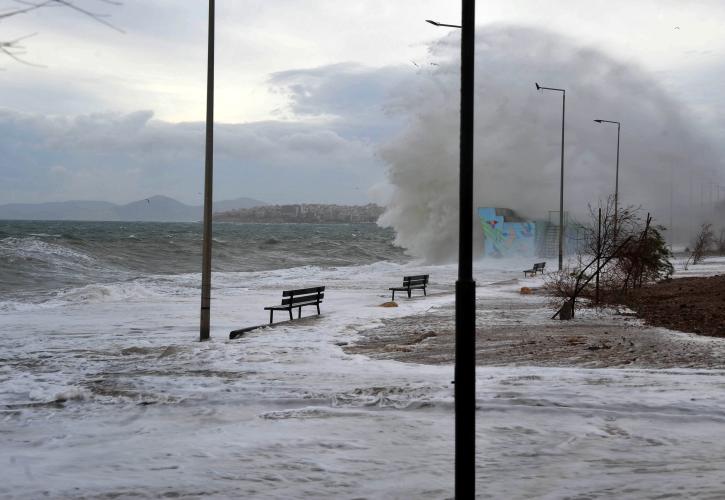 Απογορευτικό απόπλου λόγω ισχυρών ανέμων - Δεμένα τα πλοία σε Πειραιά, Ραφήνα και Λαύριο