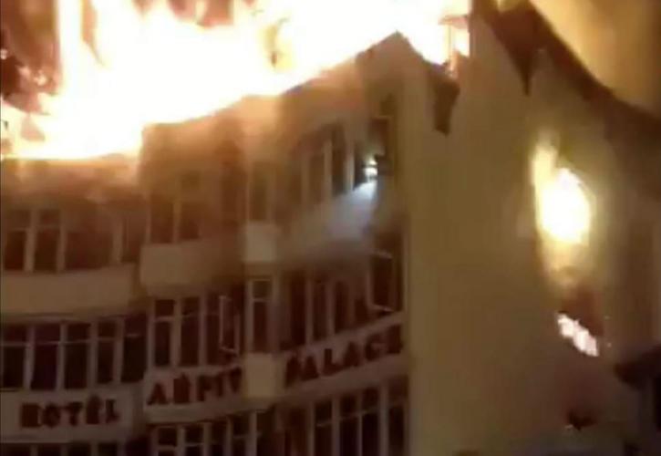 Ινδία: Τουλάχιστον 17 οι νεκροί από φωτιά σε ξενοδοχείο (pics & vids)