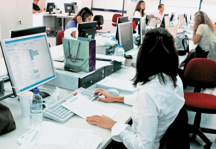Δημόσιο: Πόσο αυξάνονται οι μισθοί όλων των υπαλλήλων το 2025 - Γιατί συνδέονται με τον κατώτατο