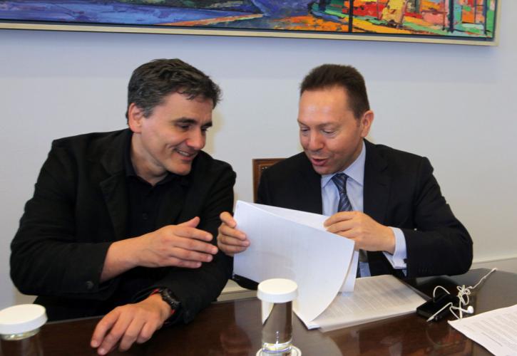 Συνεργασία Τσακαλώτου – Στουρνάρα για τις τιτλοποιήσεις «κόκκινων» δανείων