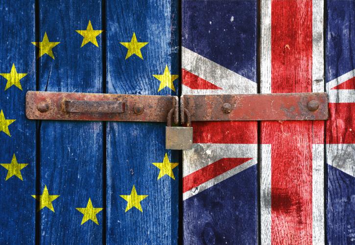 Μεγάλες επιχειρήσεις φεύγουν από τη Βρετανία υπό το φόβο «άτακτου» Brexit
