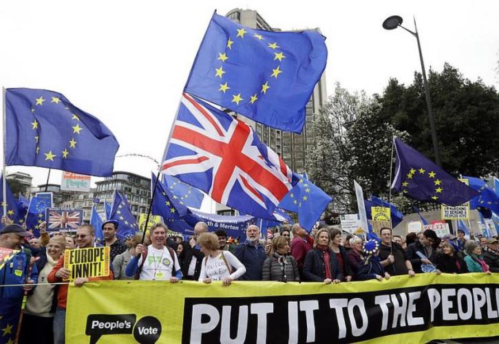 Στους δρόμους 1 εκατ. Βρετανοί: Ζητούν δεύτερο δημοψήφισμα για το Brexit (pics)