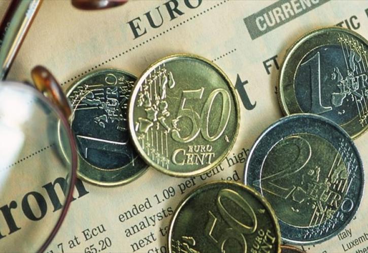 Διολισθαίνει το ευρώ έναντι του δολαρίου - Χαμηλό 4 μηνών