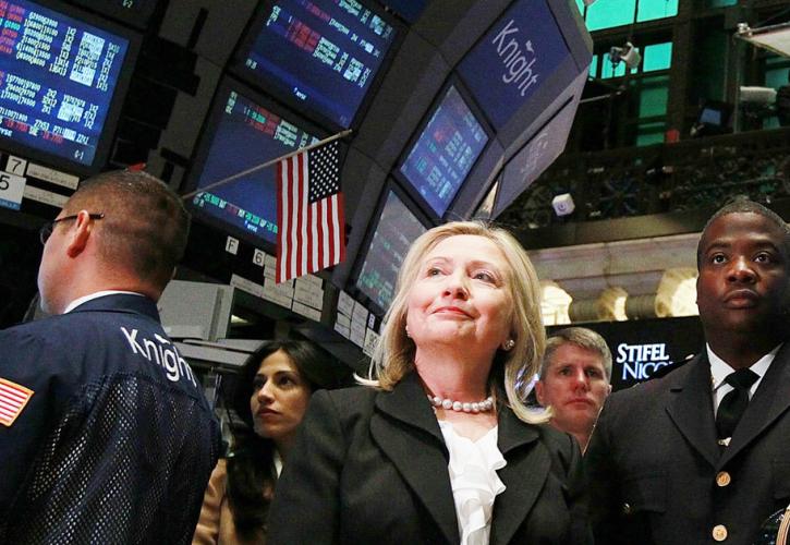 Οι αγορές προεξοφλούν νίκη της Clinton