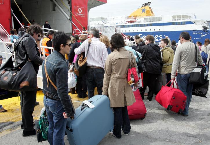 Αυξημένη η κίνηση στα λιμάνια του Πειραιά και της Ραφήνας