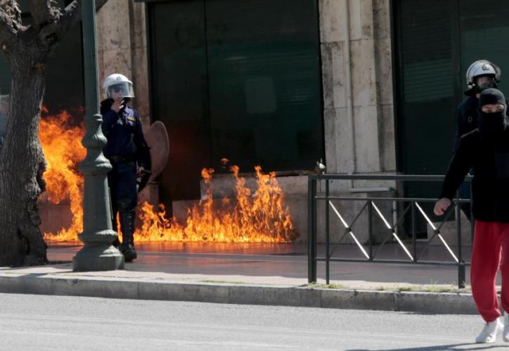 Μολότοφ και χημικά στο μαθητικό συλλαλητήριο στο κέντρο της Αθήνας