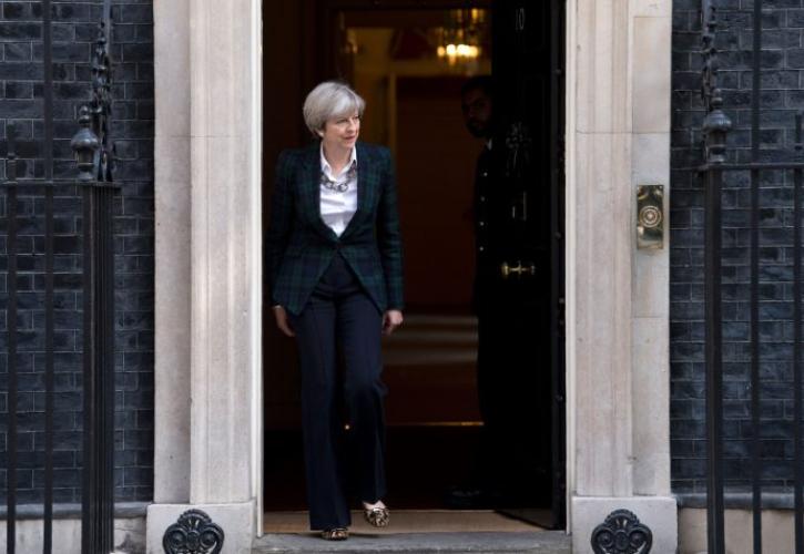 Οι στοιχηματικές «βλέπουν» νίκη της Μέι στην πρόταση μομφής