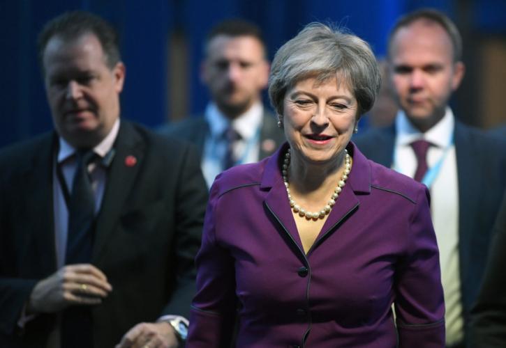 Brexit: Ποιος κατηγορεί την Μέι ότι «αγόρασε» ψήφους