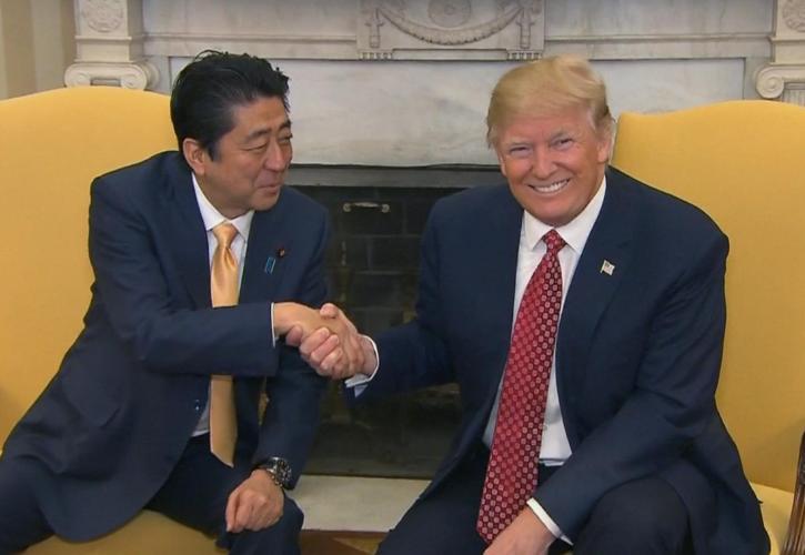 Η Ιαπωνία προσεγγίζει τις ΗΠΑ με φόντο τις εξελίξεις σε Βόρεια Κορέα και εμπόριο
