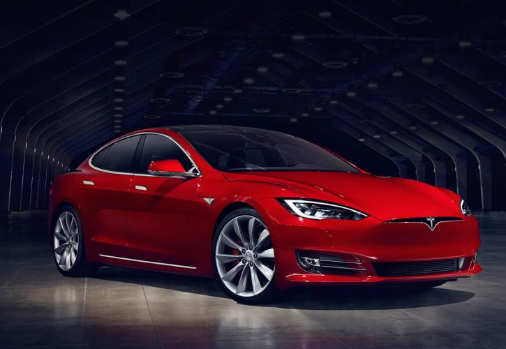 «Πάτησε γκάζι» η Tesla - Υψηλότερα των εκτιμήσεων έσοδα και κέρδη για το β' τρίμηνο