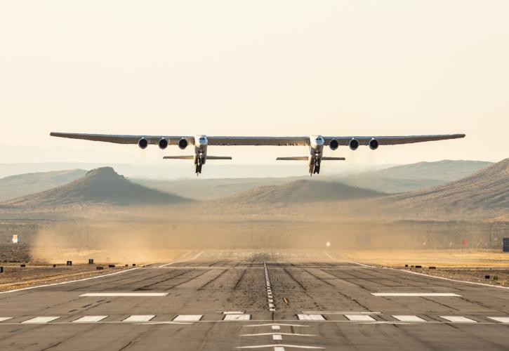 StratoLaunch: Το μεγαλύτερο αεροσκάφος στον κόσμο έκανε την πρώτη του πτήση