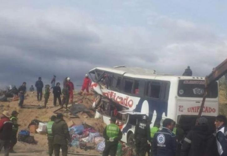 Τουλάχιστον 25 νεκροί από συντριβή λεωφορείου στην Βολιβία