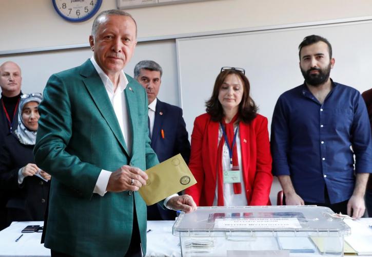 Ακύρωση κι επανάληψη των δημοτικών εκλογών στην Κωνσταντινούπολη ζητά το κόμμα του Ερντογάν
