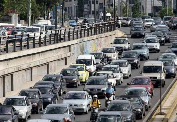 Κυκλοφοριακό κομφούζιο από τη βροχή στους δρόμους της Αθήνας