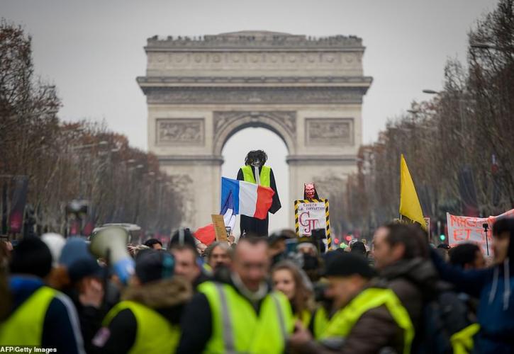 Κίτρινα Γιλέκα: Συγκρούσεις και προσαγωγές στο Παρίσι