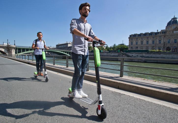 Παρίσι: Τσουχτερό πρόστιμο σε όσους παρκάρουν τα πατίνια τους στο πεζοδρόμιο