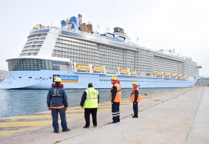 Στον Πειραιά έδεσε το εντυπωσιακό κρουαζιερόπλοιο «Spectrum of the Seas» 