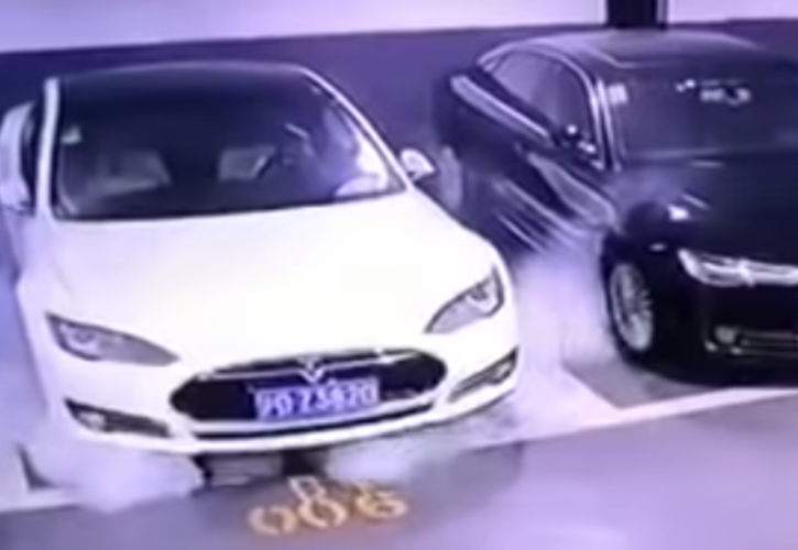 Nέο περιστατικό με παρκαρισμένο Tesla που πιάνει φωτιά