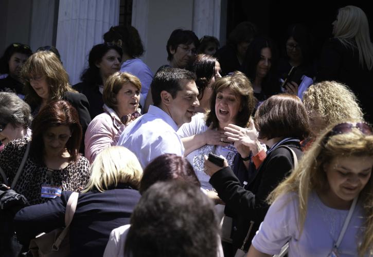 Αύξηση 10% στους μισθούς των σχολικών καθαριστριών υπόσχεται ο Αλέξης Τσίπρας (pic)