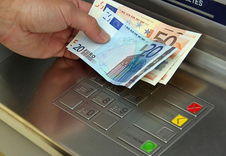 «Επετειακή» χαλάρωση των capital controls ζητούν οι τράπεζες