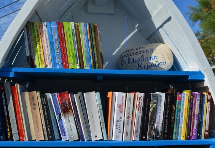 Bάρκες μεταμορφώνονται σε βιβλιοθήκες κι παίρνουν θέση στις παραλίες της Κιμώλου