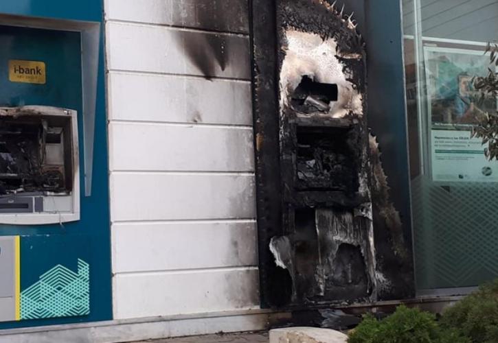 Εμπρησμοί σε 4 ΑΤΜ και δύο χώρους γραφείων της ΝΔ