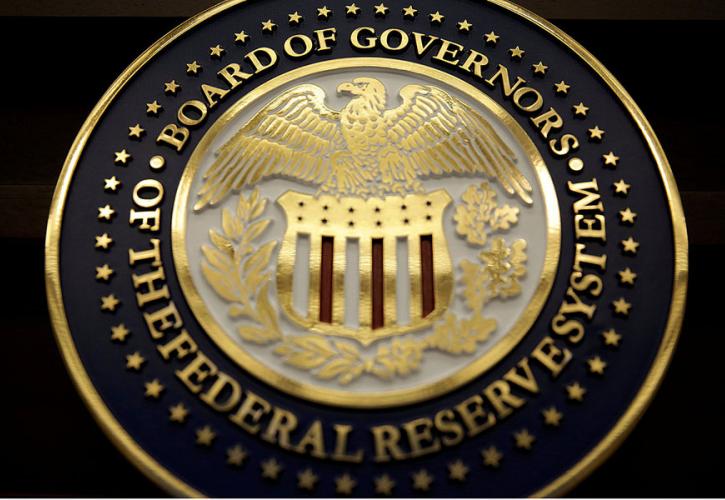 Fed: Σταθερά τα επιτόκια, «ψυχραιμία» για τον πληθωρισμό στις ΗΠΑ