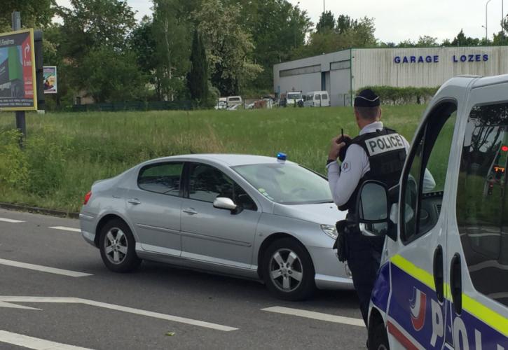 Ομηρία στη Τουλούζη: Ένοπλος κρατάει πέντε άτομα σε κατάστημα (vid)