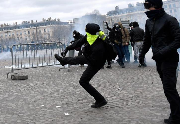 Επεισόδια στη Γαλλία: Συγκρούσεις και δακρυγόνα σε διαδηλώσεις των Κίτρινων Γιλέκων (vid)