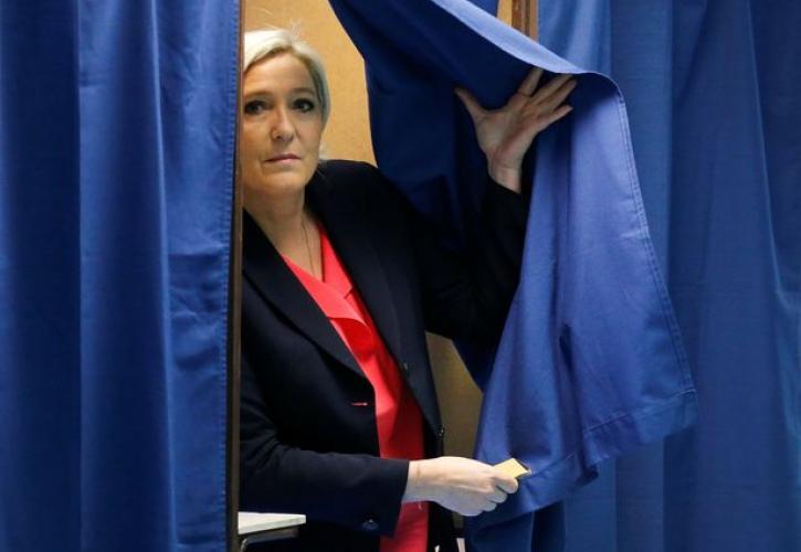 Γαλλία: Μπροστά η Λεπέν στα exit polls