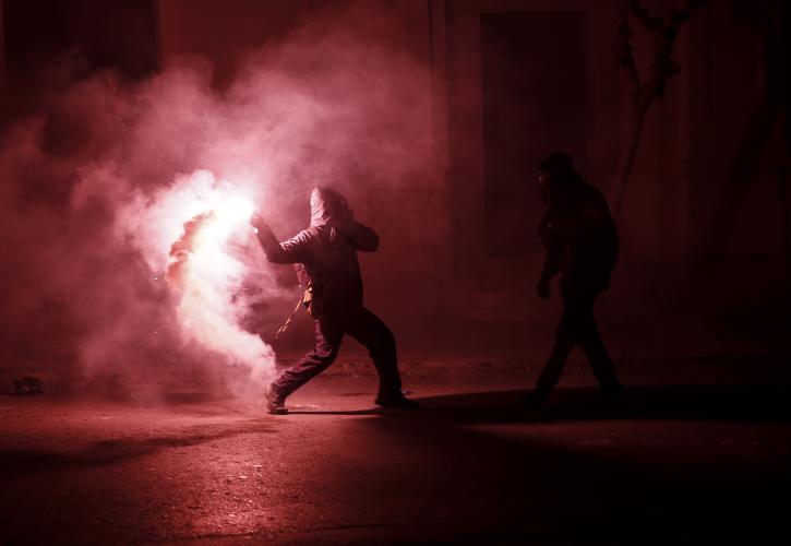 Επεισόδια στα Εξάρχεια το βράδυ της Κυριακής