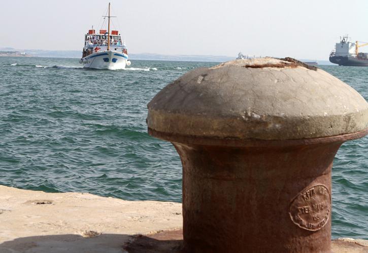 Έκτακτοι καθαρισμοί στον Θερμαϊκό για την «ερυθρά παλίρροια»