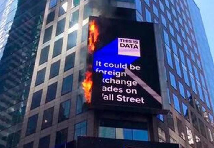 Γιγαντοοθόνη στην Times Square τυλίχθηκε στις φλόγες (vids)