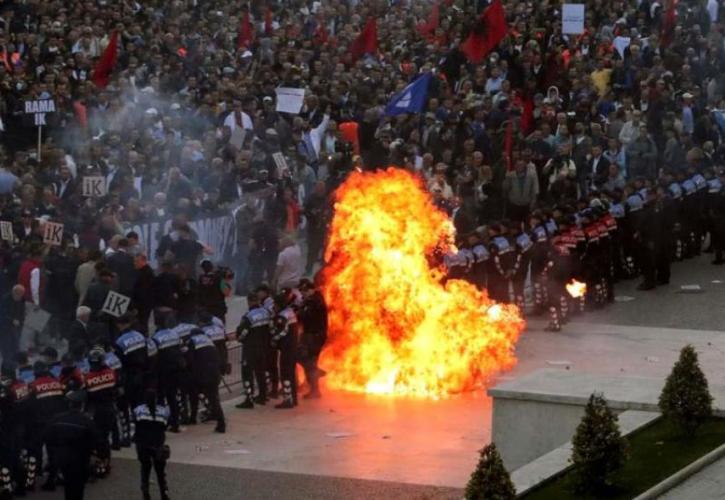 Αλβανία: Επεισόδια σε αντικυβερνητική διαδήλωση στα Τίρανα - Μολότοφ στο γραφείο του Ράμα