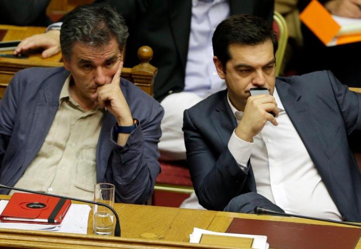 Μεταξύ σφύρας και άκμονος η κυβέρνηση