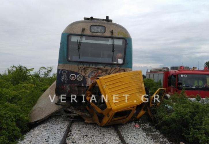 Σύγκρουση τρένου με ΙΧ στη Βέροια - Δύο νεκροί