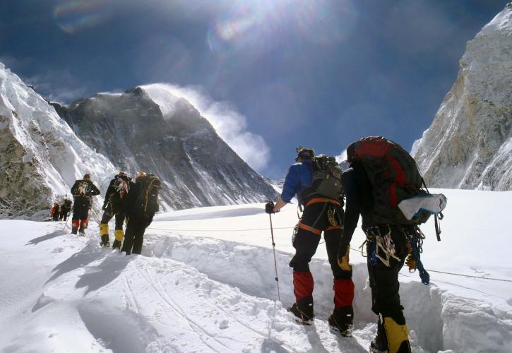 Νεπάλ: Μειώνει τον αριθμό αδειών για ανάβαση στο Έβερεστ