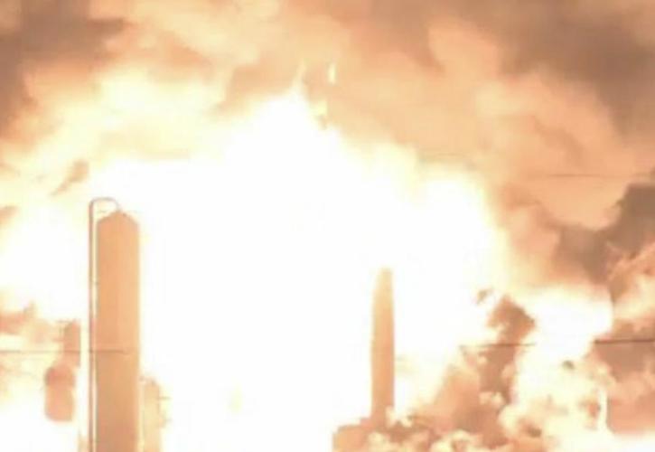 Στις φλόγες τυλίχθηκε διυλιστήριο στις ΗΠΑ (vid)