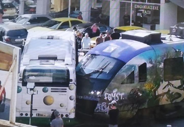 Λεωφορείο συγκρούστηκε με συρμό του Προαστιακού