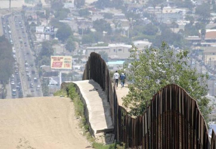 ΗΠΑ: Η Αριζόνα κατεδαφίζει το τείχος από κοντέινερ στα σύνορα με το Μεξικό