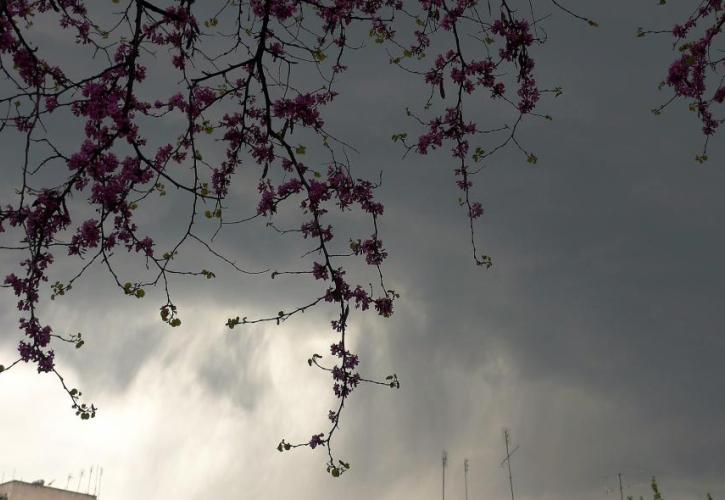 Meteo: Λίγες τοπικές βροχές αναμένονται αύριο κυρίως στα δυτικά