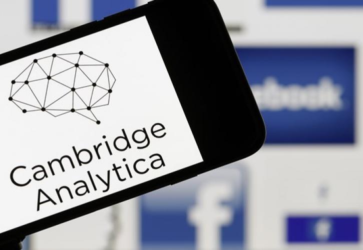 «Κατεβάζει ρολά» η Cambridge Analytica