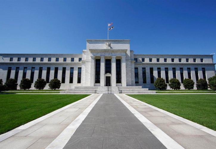 H Fed μείωσε τα επιτόκια μετά από 10 χρόνια