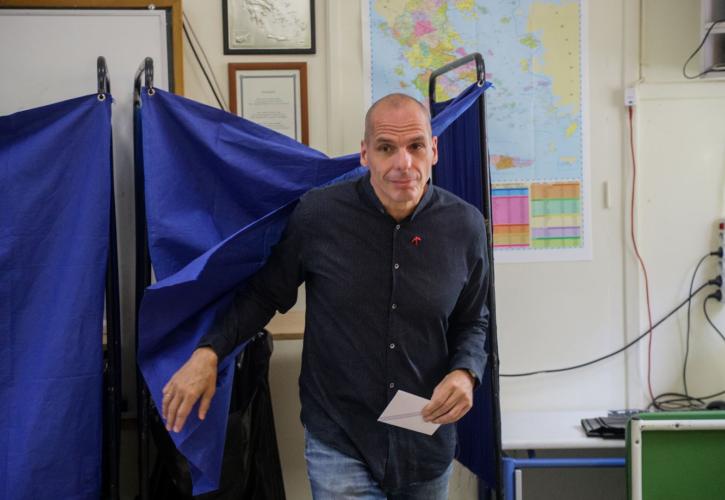 Γιάνης Βαρουφάκης: Η Δημοκρατία ανήκει σε αυτούς που έχουν το κουράγιο να την υπερασπιστούν (vid)