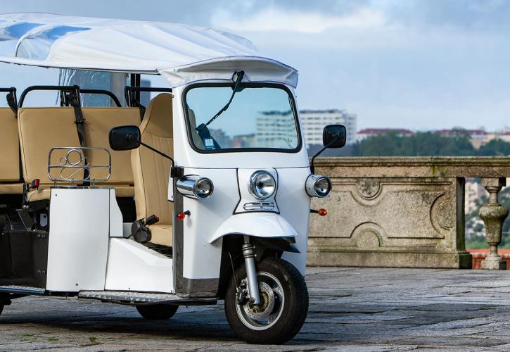 Συνεργασία Akrogiali Hotel και Tuk Τuk Hellas για πράσινη μετακίνηση στην Τήνο