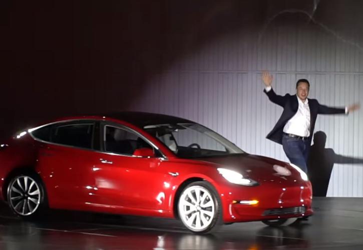 Aπογειώθηκαν οι πωλήσεις και η μετοχή της Tesla