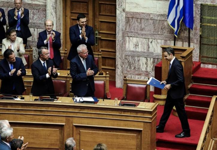 Προγραμματικές δηλώσεις: Η ήπια κόντρα Μητσοτάκη - Τσίπρα, τα «ντεμπούτα» και οι… απουσίες